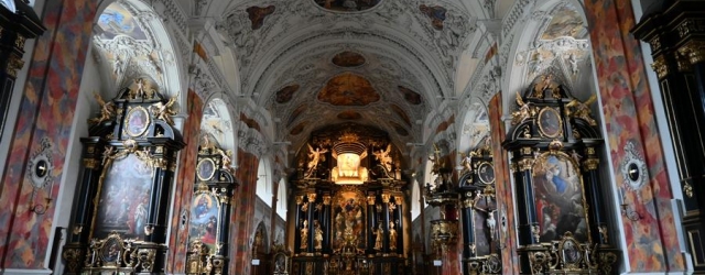 Der barocke Kirchenraum des Stifts Wilten mit Blick zum Hochaltar.