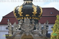 Die vergoldete polnische Königskrone bildet den markanten Abschluss des Kronentors. (Bild: Natalia Siedler)