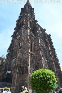 Der rund 142 Meter hohe Nordturm prägt seit Jahrhunderten die Silhouette Straßburgs. (Bild: Stefan Siedler)