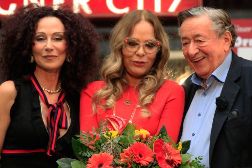 Mausi Lugner und Filmdiva Ornella Muti und Baumeister Richard Lugner