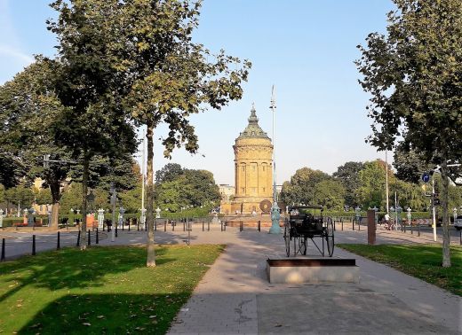 Das "Gefährt" von Bertha Benz vor dem Wasserturm