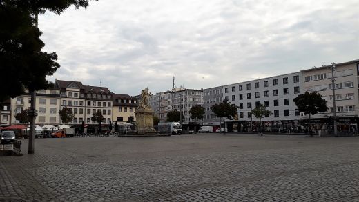 Noch wenig Umtrieb am Marktplatz morgens um 09.45 Uhr