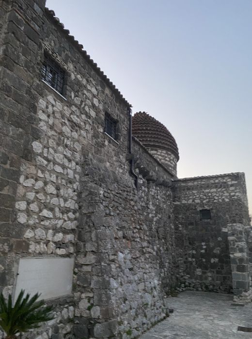 Das kleine Gebäude ist aus freiliegendem Tuffstein, mit einer Giebelfassade, eingerahmt von toskanischen Pilastern; links der schlichte quadratische Glockenturm, gekrönt von einer Stufenkuppel